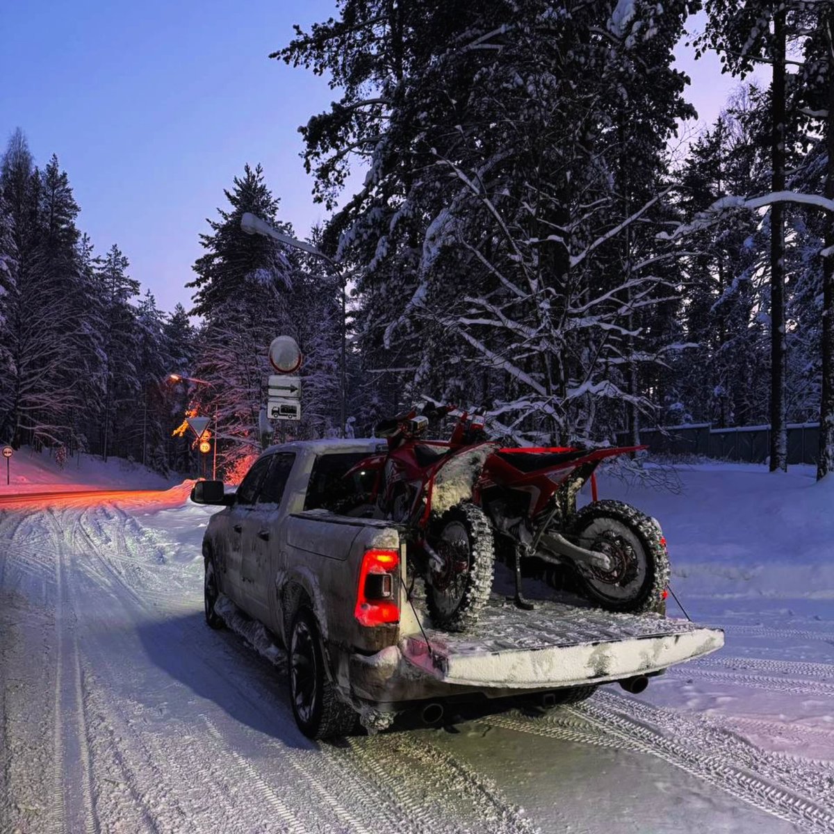 ostsr's tweet image. На улице -12, снег. 
Но для дегенератов нет преград. 😛
#Christmas #winter #enduro