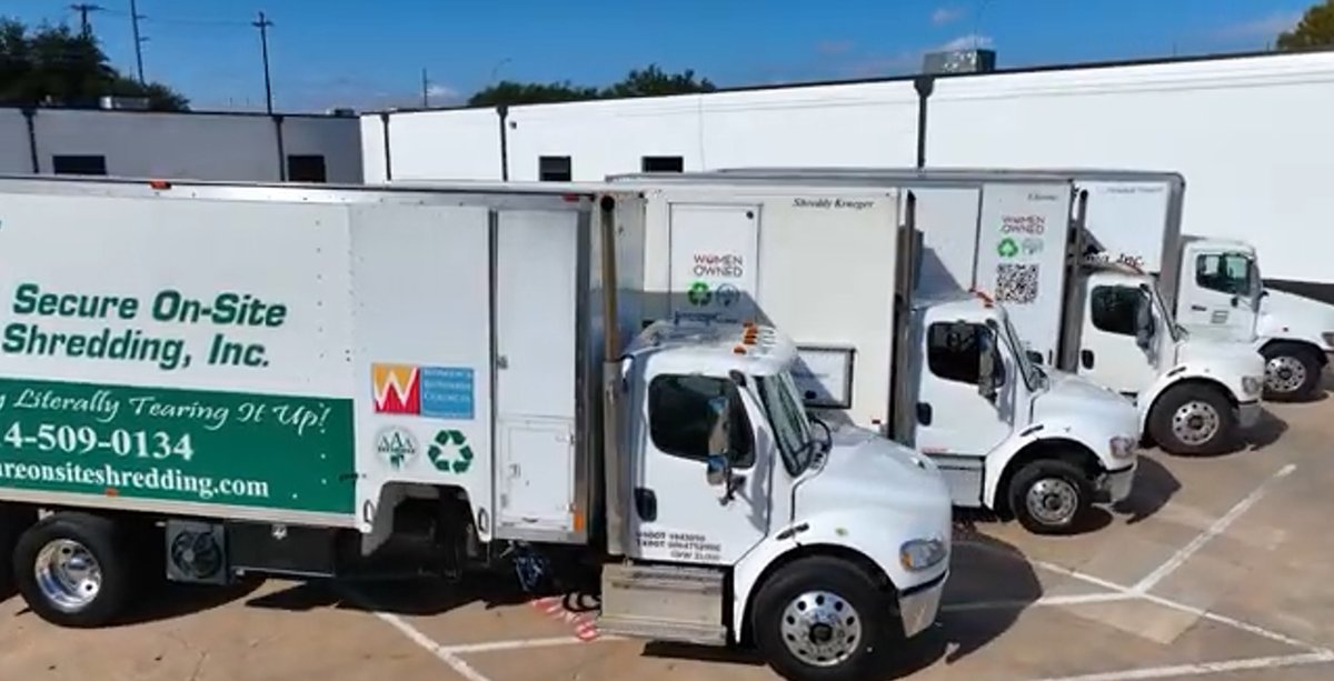 SoSShredding's tweet image. Skip the boxes and cold trips. ❄️🚛 Our mobile shredding trucks handle everything on-site—quick, secure, and convenient. #MobileShredding #ConvenientSecurity #WinterReady #ShredSmart