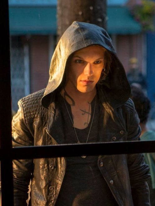 swhintheshadows's tweet image. WAIT WHY IS IT LOWKEY GIVING JACE WAYLAND