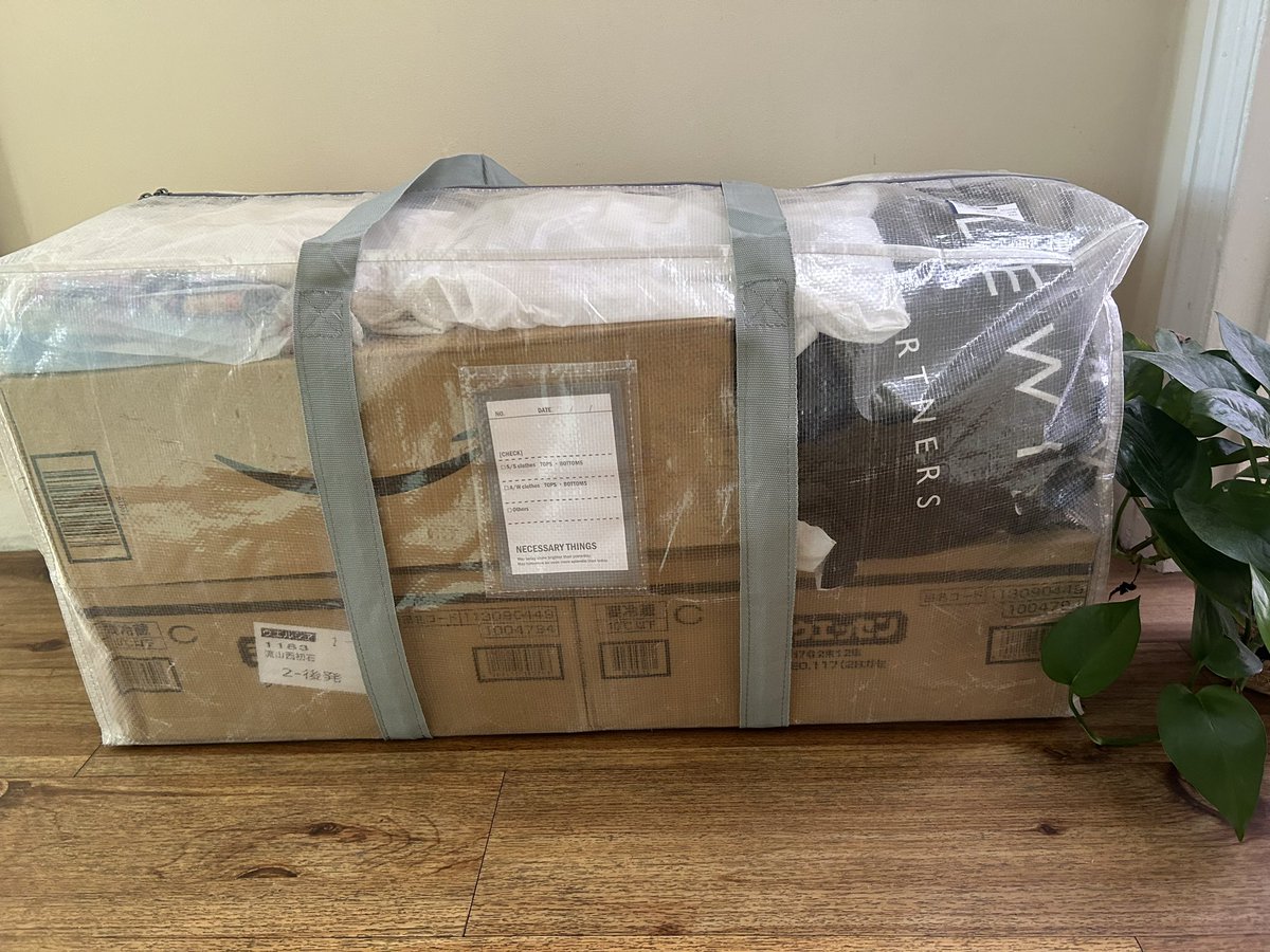 keroyon107's tweet image. 一度やってみたかったスリコバッグ帰国、参考にさせていただきました！
クロネコヤマト100サイズをどこのコンビニでも入手できるかと思いきや店舗には大きなサイズは置いていなく、隣の店で貰ったシャウエッセンとAmazonの箱が横幅ぴったり収まった。余った空間に服など。20kg以下に収めたが感覚的に↓