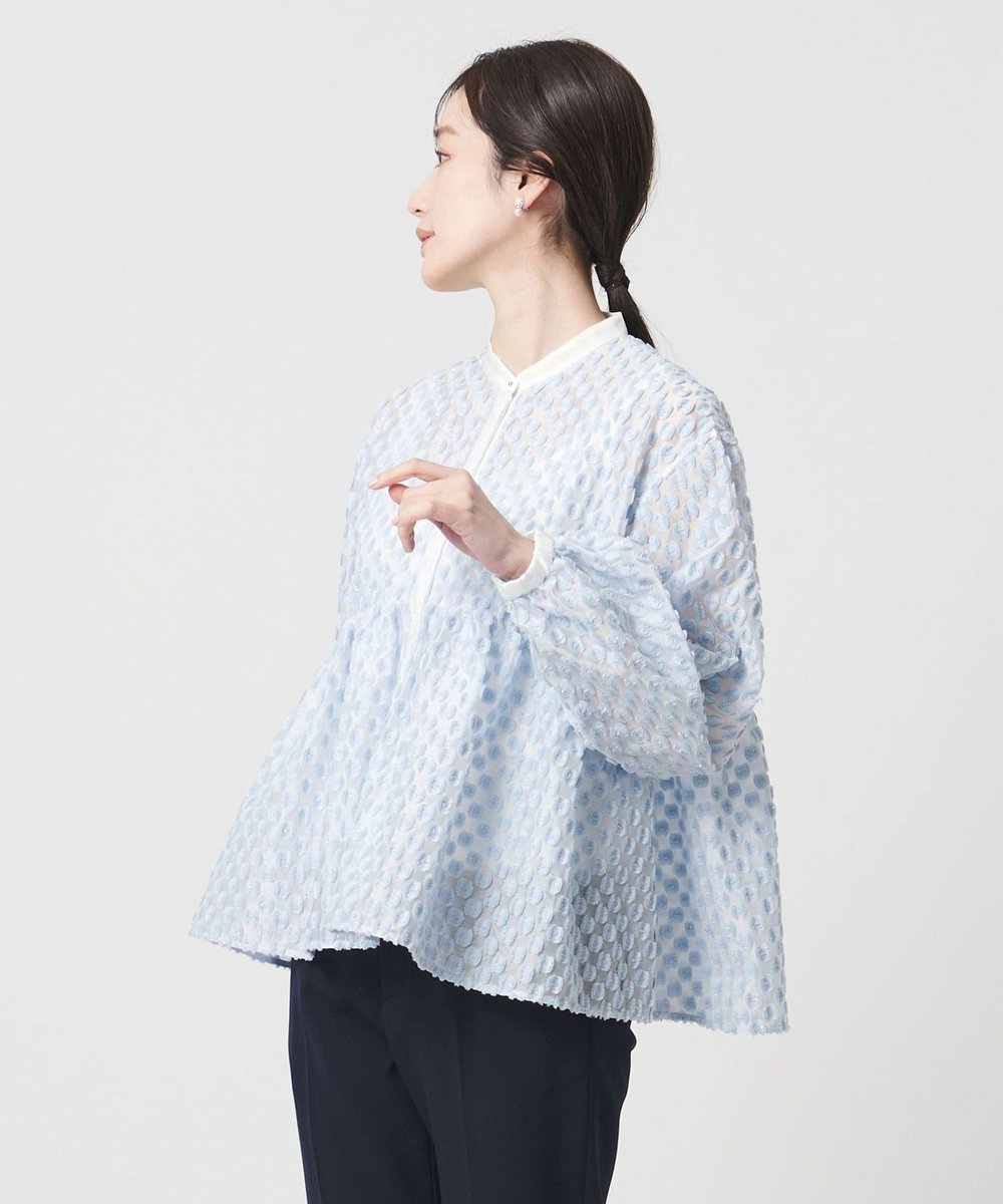 きらめくドットが映える、女性らしさを引き立てるペプラムブラウス