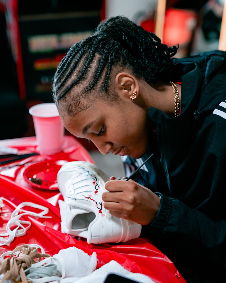 destiny_kyshe's tweet photo. Artist and a hooper #destinykyshe @PackWomensBball  #kyshe #mydestinyisalreadywritten https://t.co/PXVGFjZF6L