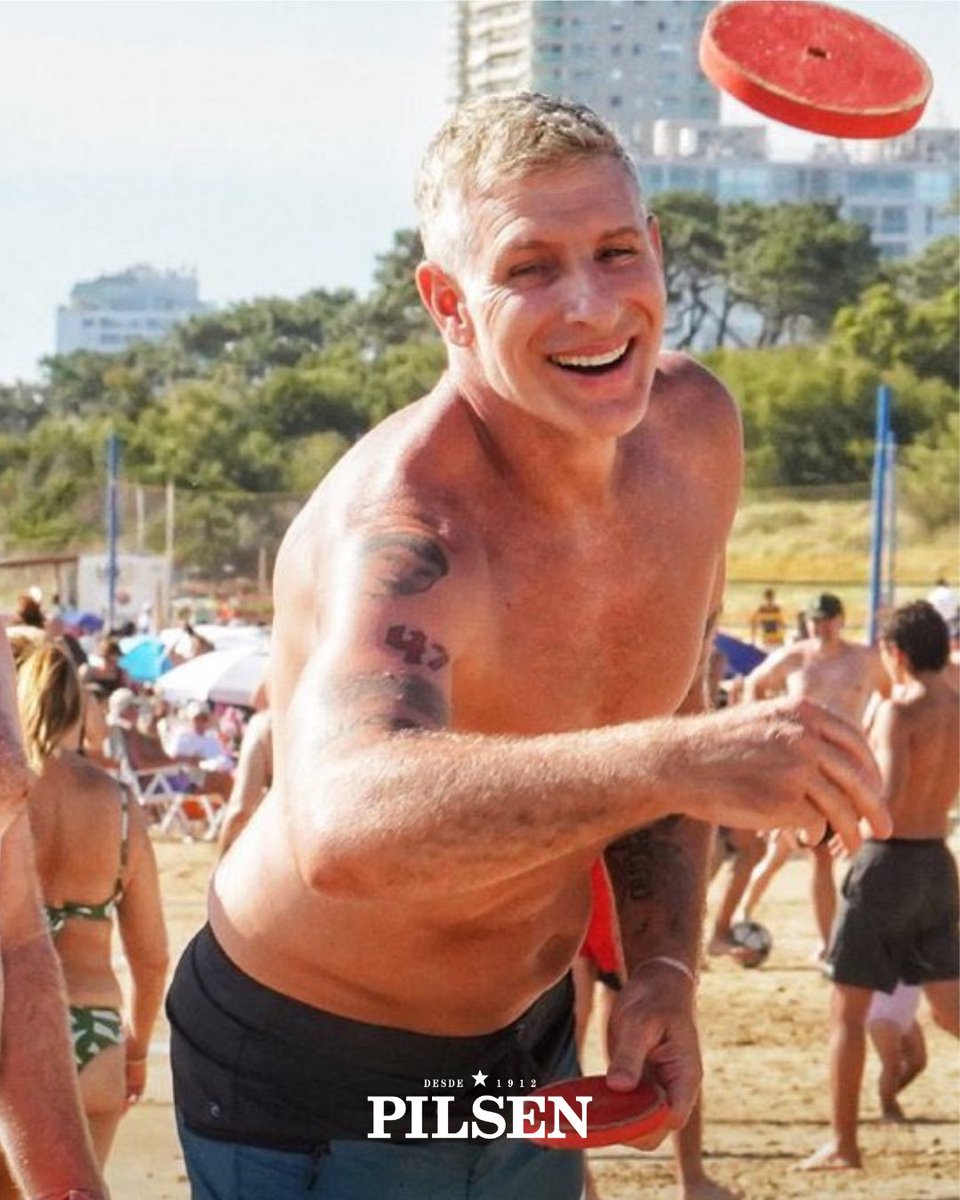 pasionestudiopy's tweet image. 𝗟𝗢 𝗟𝗟𝗘𝗩𝗔 𝗘𝗡 𝗟𝗔 𝗣𝗜𝗘𝗟 🖤⚽

En medio de sus vacaciones, Martín Palermo fue visto con un detalle muy especial: tiene tatuada LA 47 en el brazo.

Ese número simboliza el título que consiguió como entrenador de Olimpia, un logro único y muy significativo, ya que fue el…