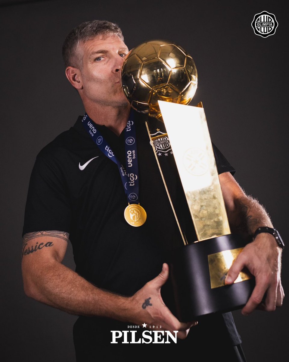 pasionestudiopy's tweet image. 𝗟𝗢 𝗟𝗟𝗘𝗩𝗔 𝗘𝗡 𝗟𝗔 𝗣𝗜𝗘𝗟 🖤⚽

En medio de sus vacaciones, Martín Palermo fue visto con un detalle muy especial: tiene tatuada LA 47 en el brazo.

Ese número simboliza el título que consiguió como entrenador de Olimpia, un logro único y muy significativo, ya que fue el…