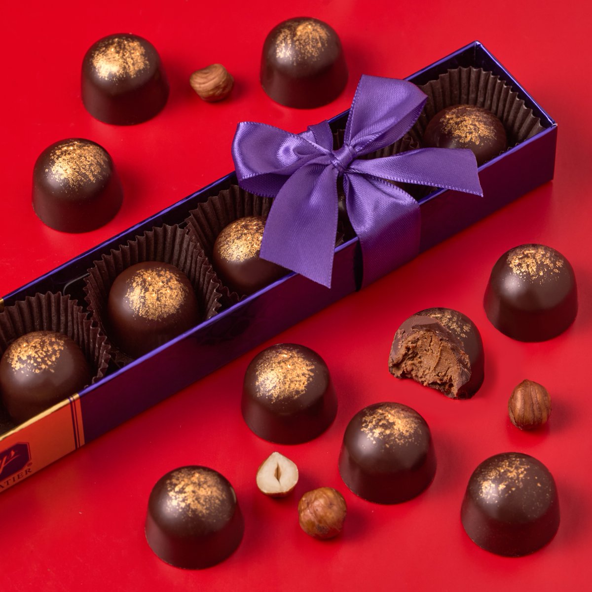 PurdysChocolate's tweet photo. Introducing our Dark Hazelnut Crunch. 
Smooth hazelnut and buttery toffee pieces meet the delicate crisp of kataifi pastry, all enveloped in a rich dark chocolate shell, kissed with gold.  

Decadence, refined.

https://t.co/xO3CwAuwng https://t.co/obVsq1nPvM
