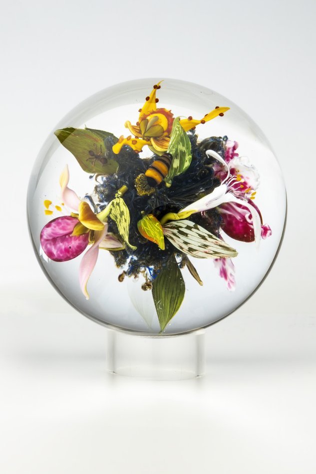 StamelosGallery's tweet photo. We are closed as we prepare for our upcoming exhibition! 

However, do not worry, there are still artworks all over campus for you to see.

Orchid Cluster, 2000, by Paul J. Stankard can be found in the Mardigian Library, along with other artworks in our permanent collection. https://t.co/ZbY29Acd6o