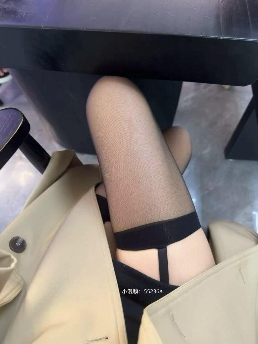 xiao2175's tweet photo. 今天穿了黑絲襪上班，
結果主管的眼神一整天都怪怪的…
不敢看我，又一直偷偷瞄。
害我每次走過去心跳都加��，
到底是我想太多，
還是這雙黑絲真的有點犯規？
女生有時候也會小害羞啦～
#房仲 https://t.co/3oK9uj537h