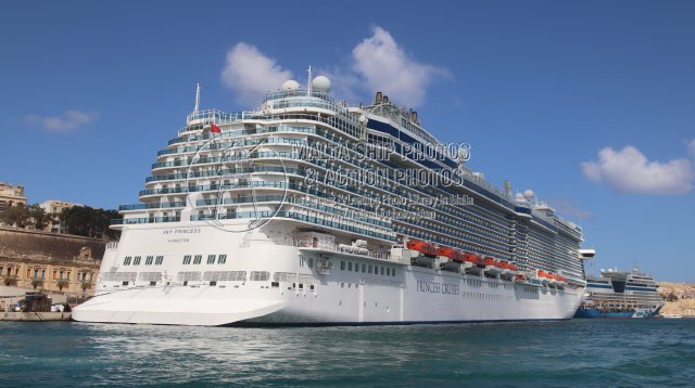 Shipguru's tweet image. #fincantieribuilt #RoyalClass #cruiseliner #SKY_PRINCESS #berthed at #grandharbourmalta - 06.10.2025 - maltashipphotos.com - NO PHOTOS can be used or manipulated without our permission @Valletta_Port  @PrincessCruises @Fincantieri @worldshipsoc @ShippingTV @ShippingMag