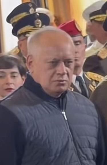 ratisconi's tweet image. Yo por fuera actuando normal para que no se me vaya la pinza // Yo por dentro.