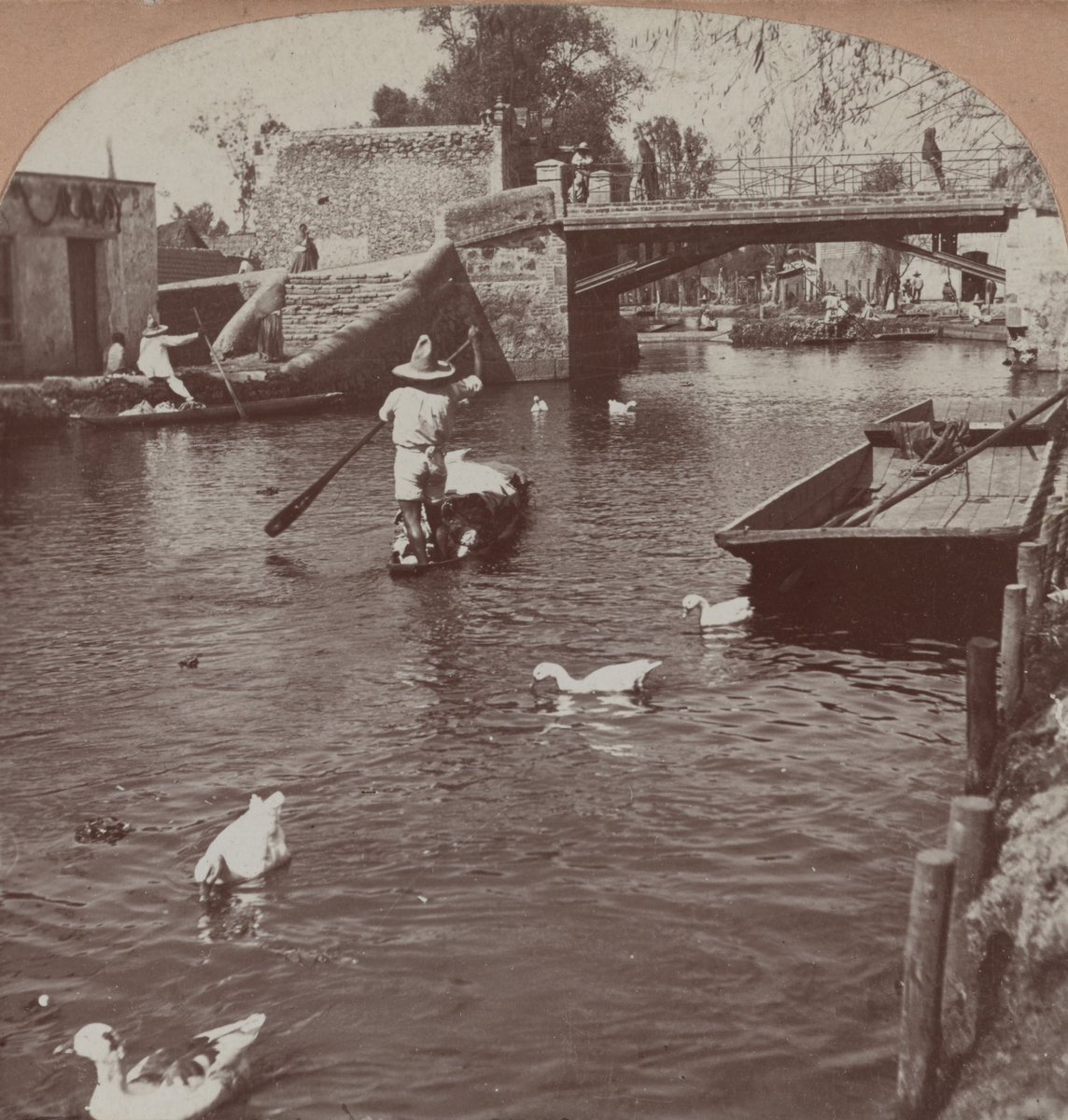 El Canal de la Viga y el centro de Iztacalco en 1900; hoy es el cruce de La Viga y Santiago.

📷: Library of Congress