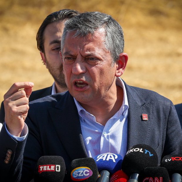 Özgür Özel:

“2018’de kaşar peynirinin kilosu 18 liraydı, şimdi 640 lira. %3450 zamlandı.

Emekli, kaşar peyniri olsaydı bugün maaşı 37.800 liraydı.”