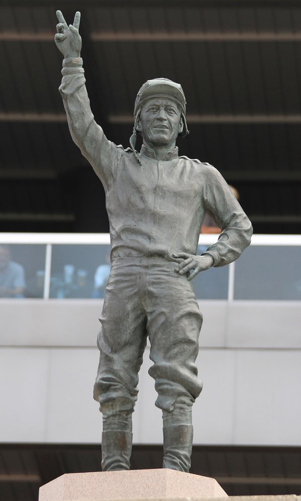 Honouring a legend of Canadian racing.🏇 The Avelino Gomez Memorial Award bit.ly/3ibEeLW celebrates outstanding Canadian jockeys who embody skill, passion, and leadership in the sport. Presented annually at Woodbine, this award carries on Gomez’s powerful legacy.