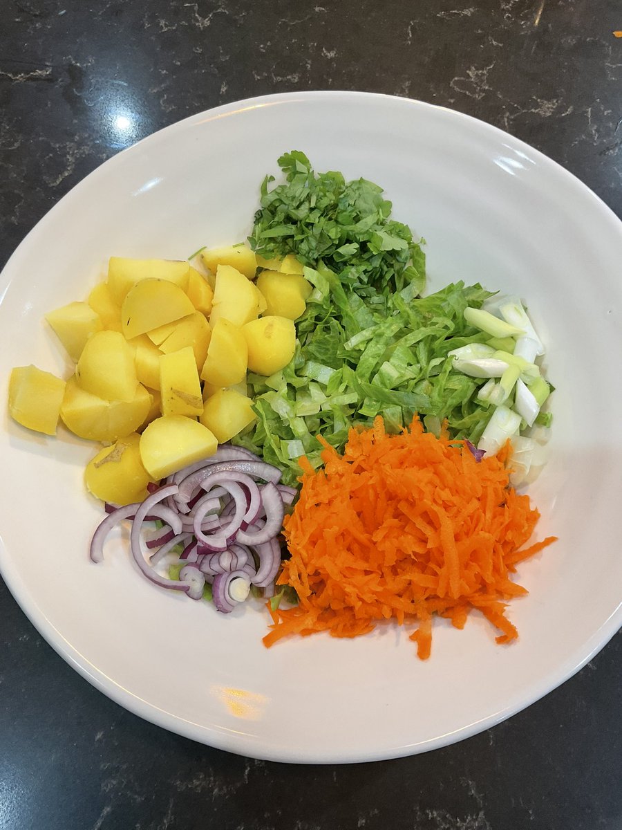 OverAtSusies's tweet photo. 2. Turkish potato salad. Shred a robust lettuce. I used Dolce Romana. Add grated carrot, red onion, spring onion, parsley and the cold chopped potatoes. Mix well, add dressing and stir. Hearty crispy salad with a tangy spicy dressing. One to try 😋 https://t.co/X4eA9J94gw