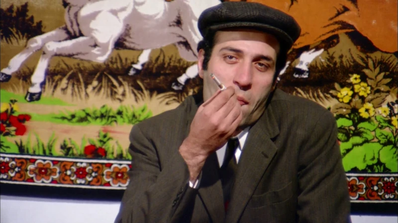 📍Siz ne düşünürsünüz bilmiyorum ama Kemal Sunal'ın Kapıcılar Kralı filminde canlandırdığı karakter olan Seyit, günümüz penceresinden de o dönemin koşullarından bakıldığı zaman da tamamen "kötü" bir karakter.

📍Evvela, eşine ve çocuklarına asla iyi davranmıyor. Çocuklarını