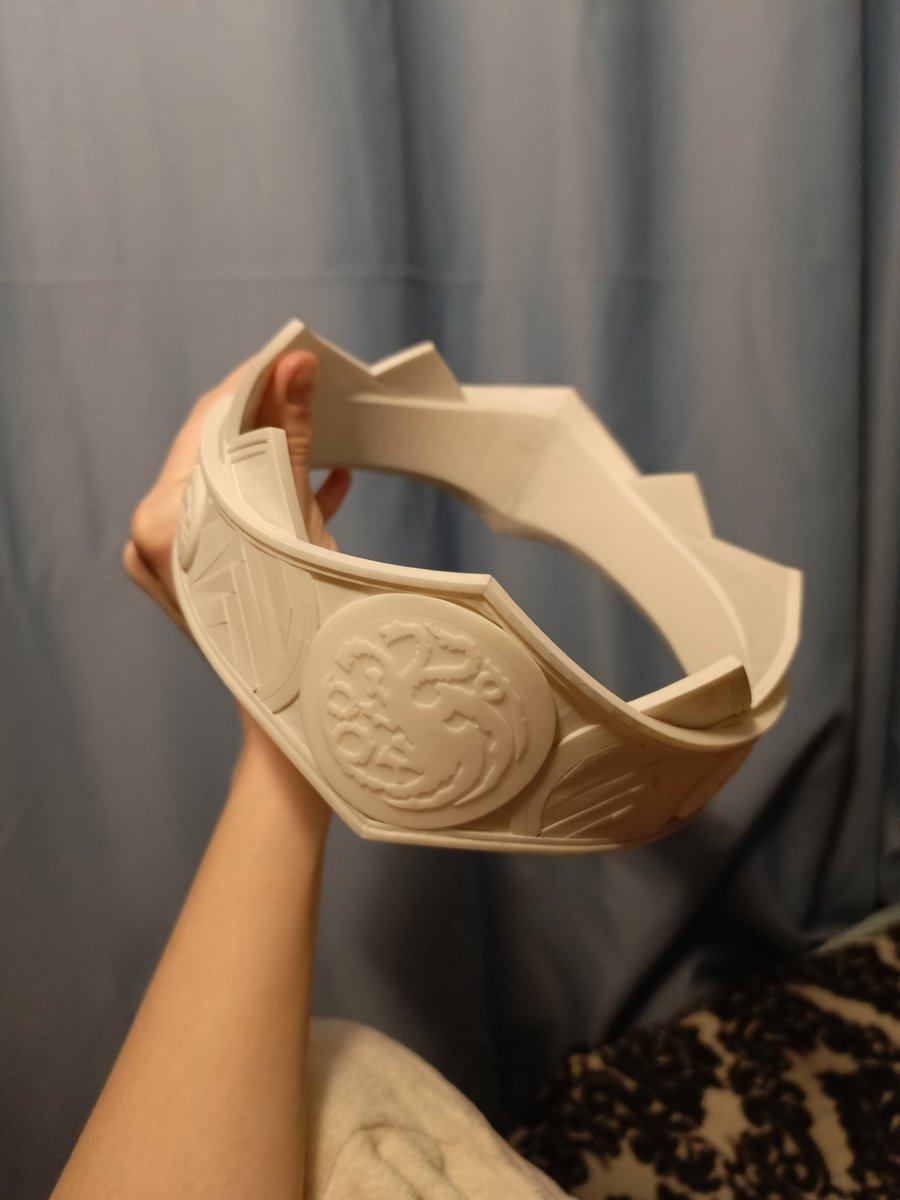 НАРООООООД

Напечатали из смолы, ею убивать можно, как будто реально металлическая

Когда crown буквально heavy😅