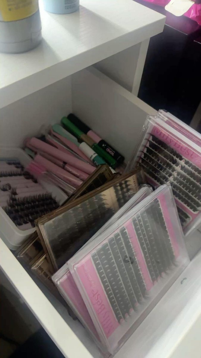 layxsnv's tweet image. Ladies we doing our own lashes alll 2026