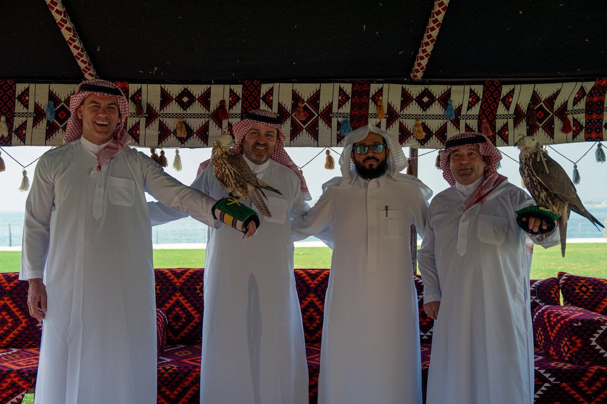 في هذا اليوم، وبحضور رئيس الاتحاد الإسباني لكرة القدم، خاضت بعثة نادي #أتليتك_بلباو تجربة اليوم الثقافي السعودي التي قدّمتها #هدية_عالم ، وشملت القهوة السعودية، وارتداء الزي السعودي، والتصوير مع الصقور، والتعرّف على جوانب من هويتنا وتقاليدنا الوطنية، مع تقديم الهدية الثقافية التي