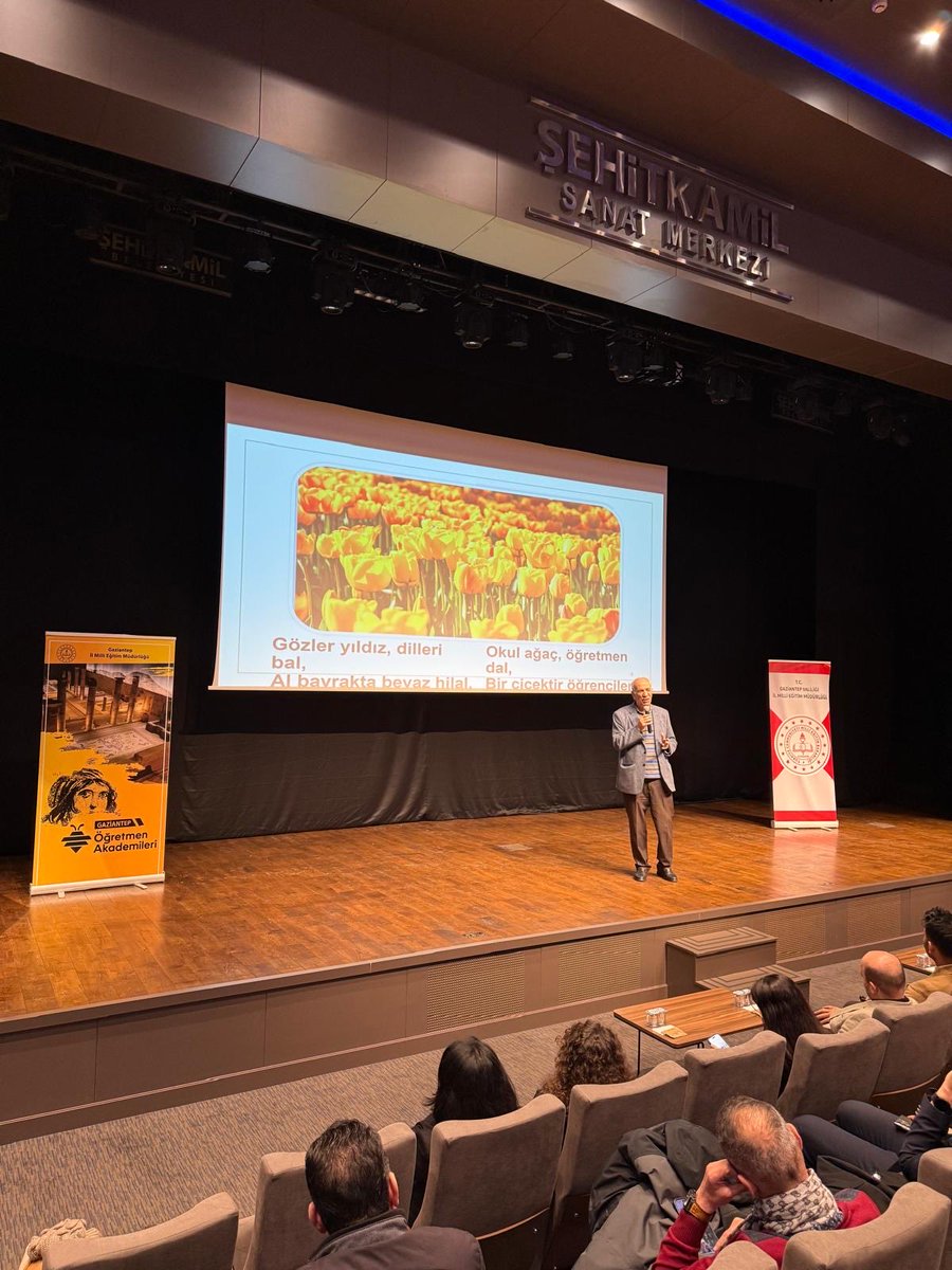 ÖĞRETMEN AKADEMİLERİ / EDEBİYAT AKADEMİSİ

Müdürlüğümüz koordinesinde yürütülen Öğretmen Akademileri kapsamında
edebiyat dünyamızın seçkin isimlerinden şair ve yazar Bestami Yazgan,
✨ “Bestami Yazgan ile Kelimelerin İzinde” başlıklı söyleşide eğitimcilerimizle bir araya geldi.