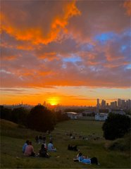 🌇 Golden skies and London streets, the kind of view worth slowing down for 📷 💖