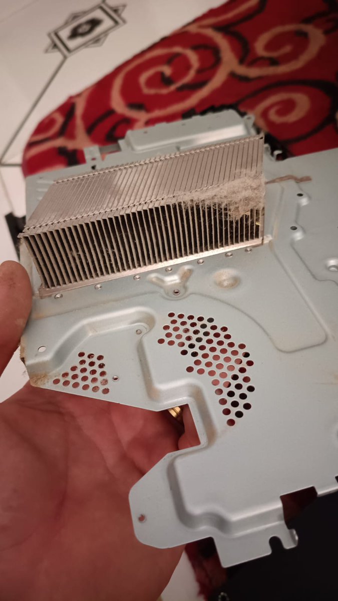 Ps4 comprado em 2015. Nunca aberto, nunca troquei pasta térmica.
Estamos em 2026 e esse é o estado dele #ps4