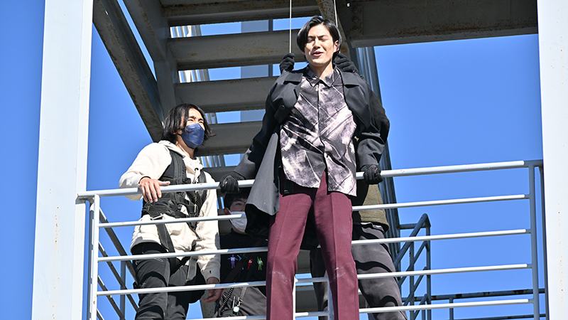 kyouenstage's tweet photo. i love the kamen rider bts/production photos because where else am i going to get photos of kan's fear of heights in action https://t.co/mdQwHgwoHR