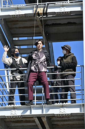kyouenstage's tweet photo. i love the kamen rider bts/production photos because where else am i going to get photos of kan's fear of heights in action https://t.co/mdQwHgwoHR