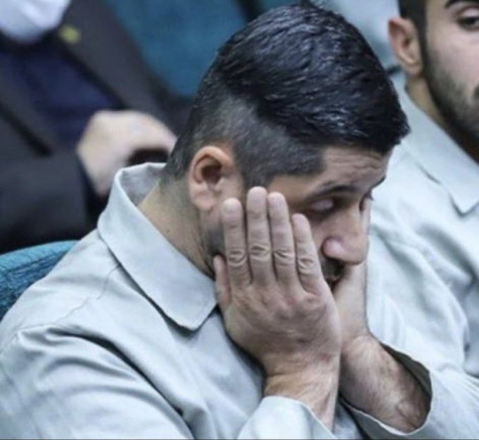 امروز سالروز اعدام فرزندم، محمدِ سربلند من است. همان فرزندی که قامتش خم نشد؛ دربرابر ضحاکِ زمانه و مزدورانی که حقیقت رادر زنجیر می‌خواهند، ایستاد وبا چشم‌هایی روشن به ستارگان ایمان داشت.

محمد را کُشتند تا سکوت را جاودانه کنند، اما خون او فریاد شد
#خامنه‌ای_جنایتکار 
#محمد_حسینی