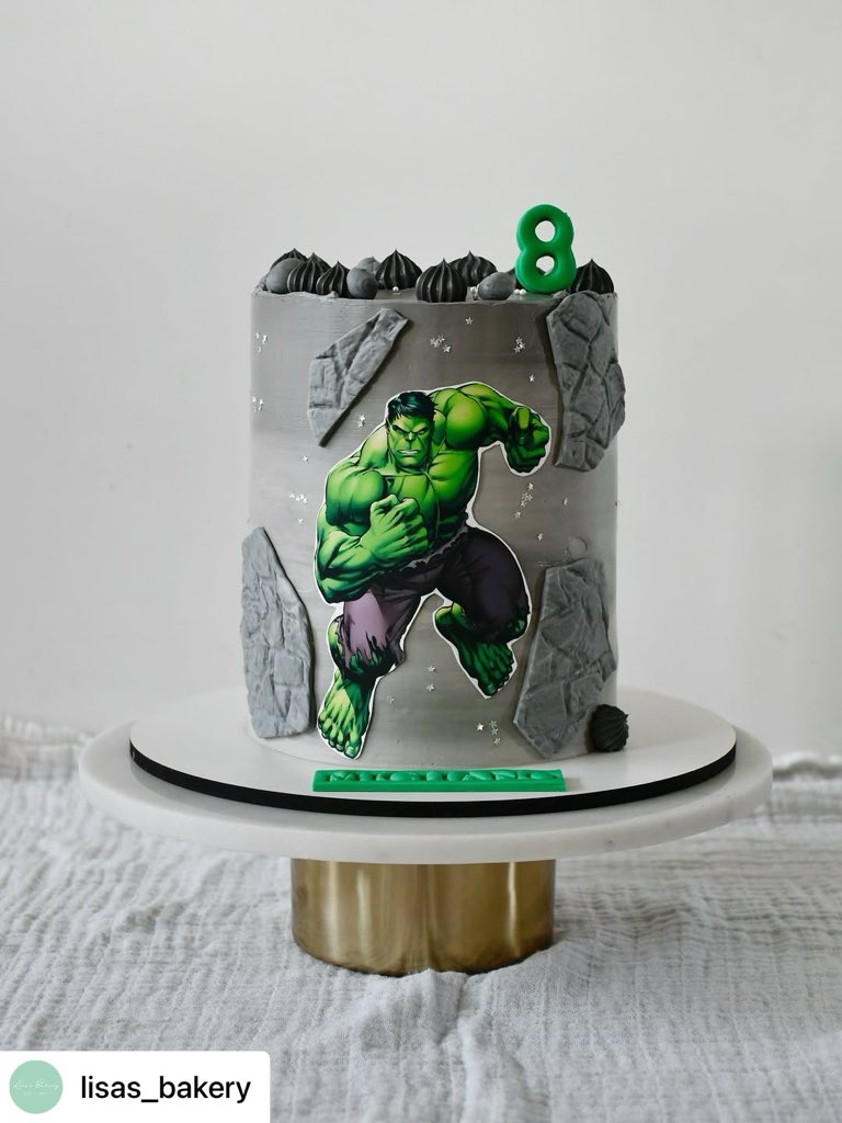 Cakeprint's tweet image. Deze prachtige Hulk taart is gemaakt door Lisa van Lisa’s Bakery. Ze versierde deze heerlijke taart met een eetbare print. 

#lisasbakery #cakeprint #hulktaart #eetbareprint