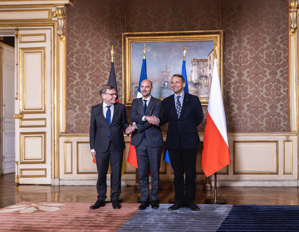 AuswaertigesAmt's tweet image. Das #WeimarerDreieck ist für Deutschland von besonderer Bedeutung. Kein Land hat so viel Anlass, dankbar zu sein wie wir. Die heutige so enge Zusammenarbeit mit Frankreich &amp;amp; Polen ist unendlich wertvoll – als Sprungbrett für neue Ideen &amp;amp; Initiativen in Europa. @AussenMinDE 1/3