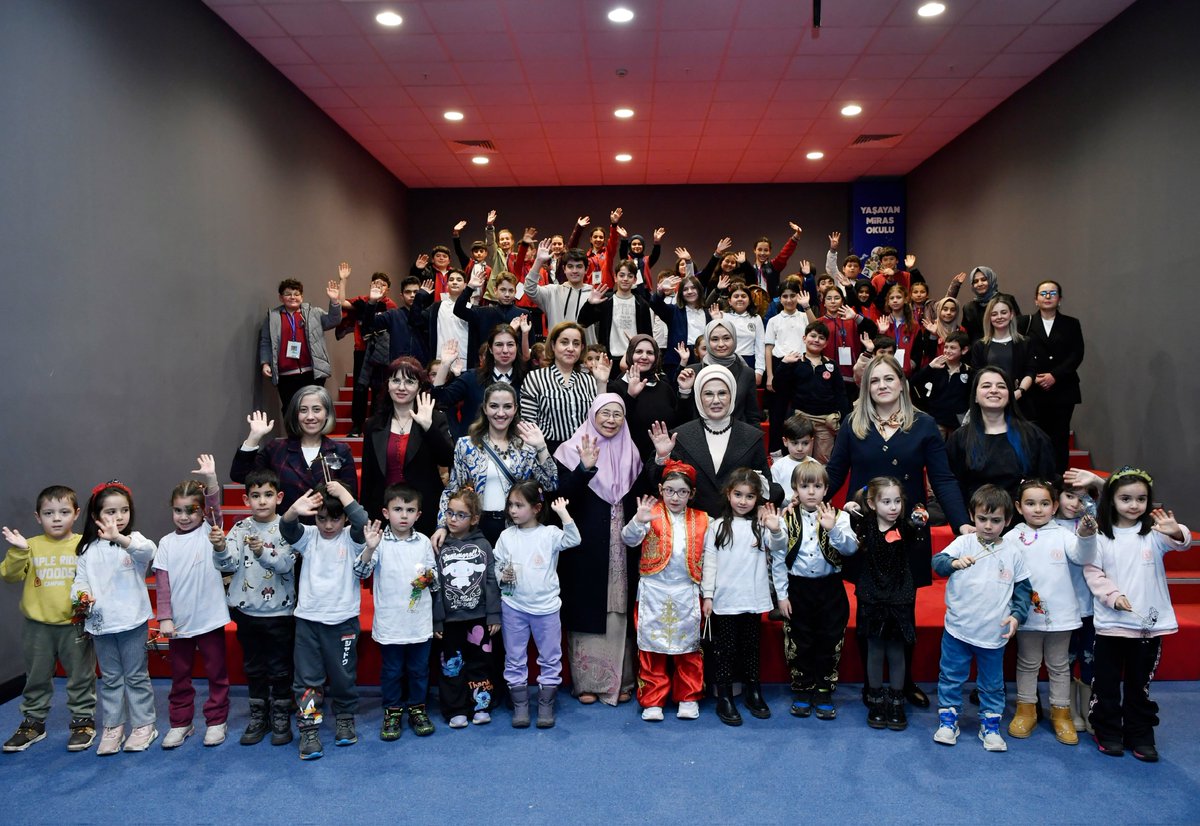 Sayın <a href="/EmineErdogan/">Emine Erdoğan</a> Hanımefendi ile Cumhurbaşkanımız Sayın <a href="/RTErdogan/">Recep Tayyip Erdoğan</a>'ın resmi davetlisi olarak Türkiye'ye gelen Malezya Başbakanı Sayın Enver İbrahim'in değerli eşi Wan Azizah Wan İsmail Hanımefendi'yi Yaşayan Miras ve Kültürel Etkinlikler Genel Müdürlüğümüz tarafından hayata