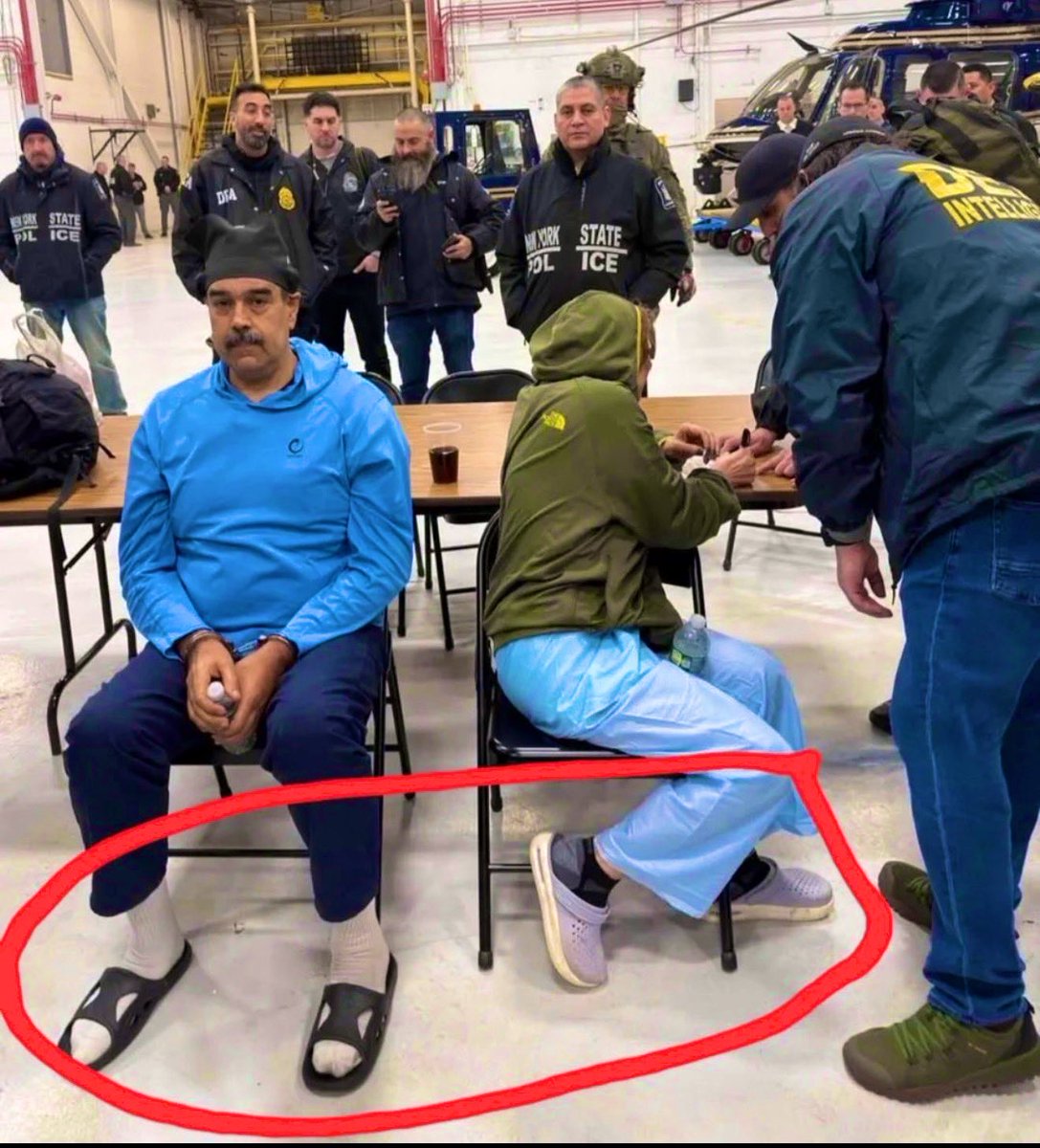 Jhonffonseca's tweet image. Gente, ¡el karma existe! Si no, pregúntale a Maduro y a Cilia, que salieron en chanclas, sin nada y con lo puesto, como muchos venezolanos.