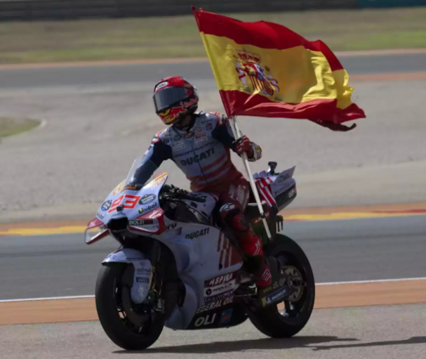Societatcc's tweet photo. Marc Márquez: "Soy catalán, me encanta Cataluña, pero soy español, me encanta España. No son incompatibles, saco la bandera que siento en cada momento. Hay libertad de expresión, ¿no?". https://t.co/XjU0hB2FTD