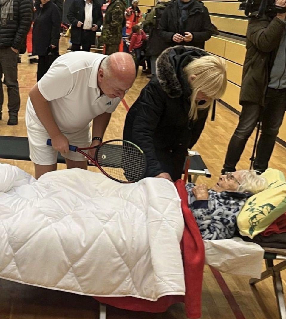 „Entschuldigen Sie, gnädige Frau, aber das ist eine Sporthalle, kein Schlafsaal.“