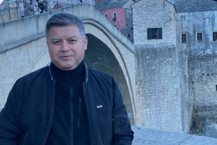 Bu akşam o kadar üzgünüm ki... Silivri Cezaevinde 13 Aralık'ta geçirdiği kalp krizi sonucu vefat eden KHK'lı Mehmet Çataklı, yarın ilk mahkemesine çıkacaktı. 

Hakkındaki suçlamalar; kızının arkadaşlarıyla aynı evde kalmasına izin vermek, evin kirasını ödemek, kızına para