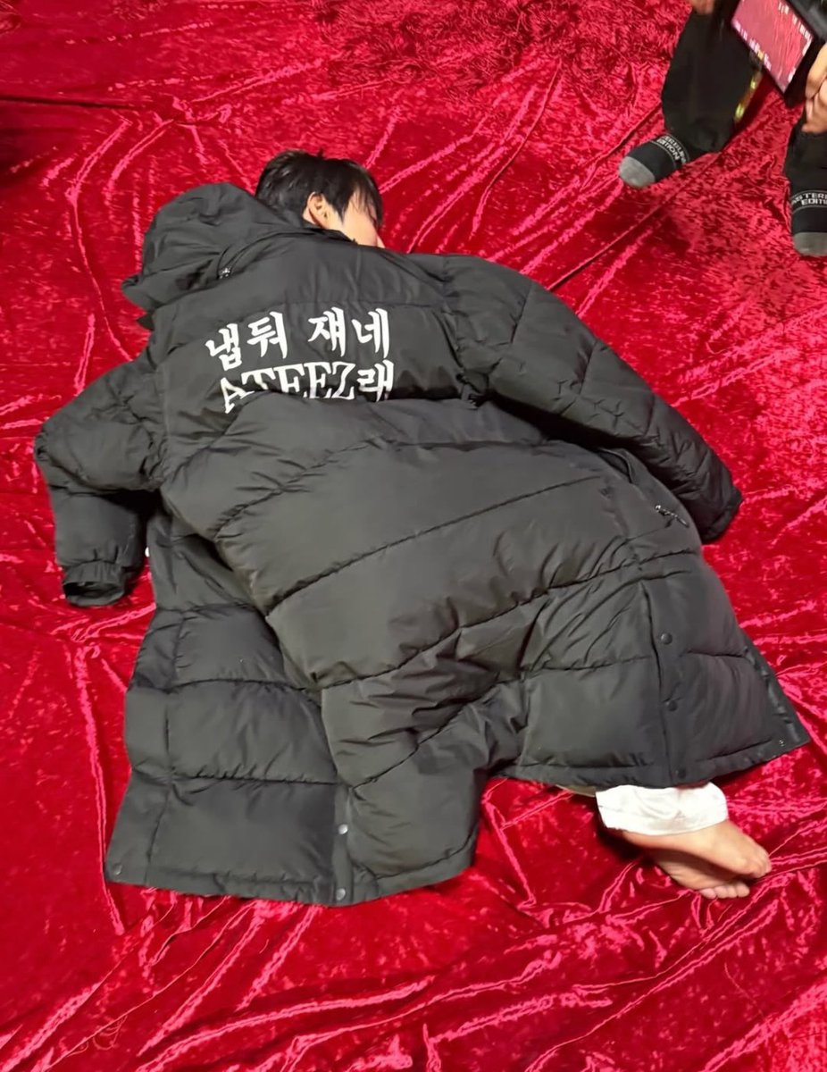 essa imagem do seonghwa me dói muito, o seonghwa caído no chão sem ninguém para protegê-lo! logo o seonghwa que sempre cuida dos outros! é muito triste vê-lo assim! mas Deus vai levantar o seonghwa sempre!