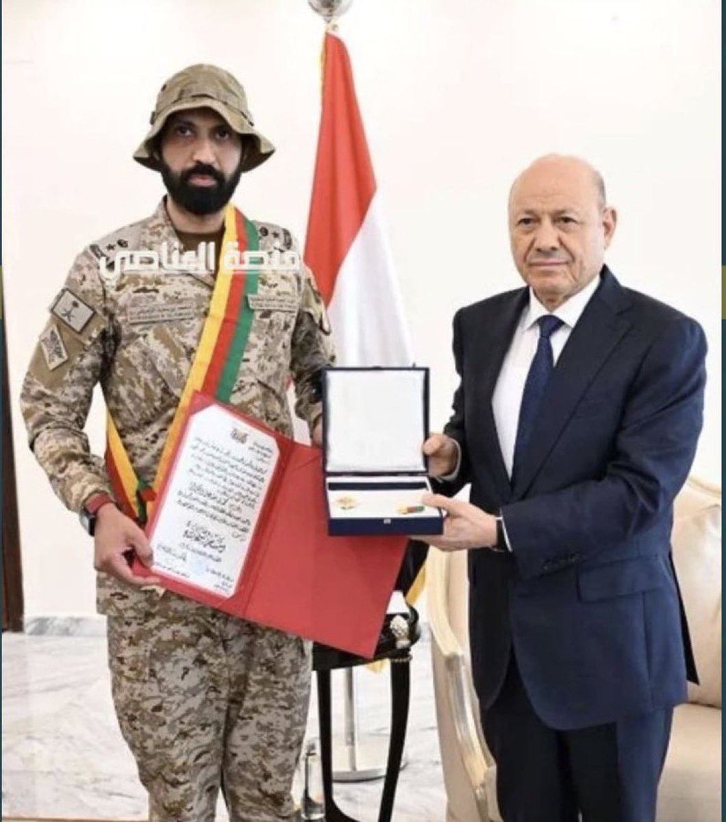 almasware's tweet photo. موقفٌ واحد في القانون العسكري قد يغيّر مصير أمة.
 هكذا فعل المقدم محمد الزهراني، قائد القوة 702؛ فبحسن التقدير والانضباط أنقذ اليمن من منعطف تاريخي خطير، وكان له – بعد الله – فضلٌ حاسم فيما آلت إليه الأحداث خلا�� عشرة أيام.
التاريخ يشهد:
#المقدم_محمد_الزهراني https://t.co/09nTtLmLvH