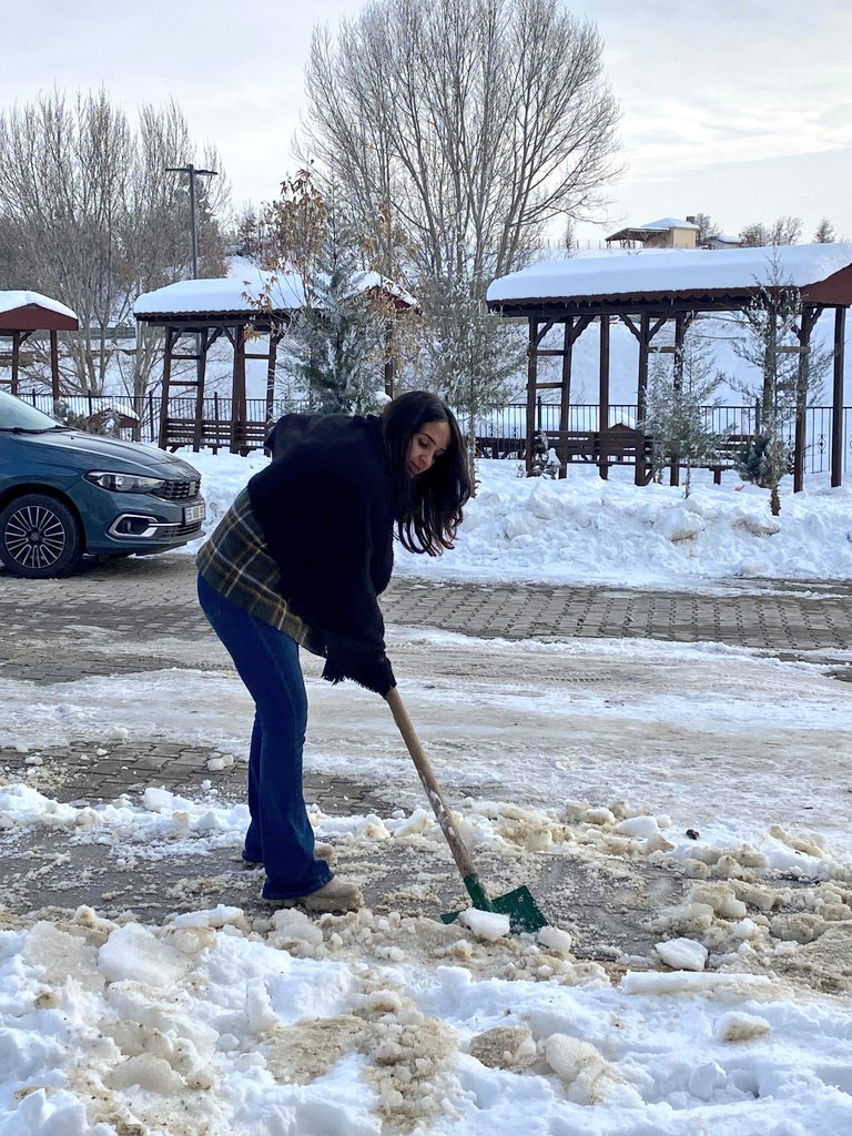ezgiol's tweet photo. Herkes kapısının önünü temizler.Bizim kapımız da #gsbyurtları   🌨❄️ https://t.co/KbFRLqEhhG