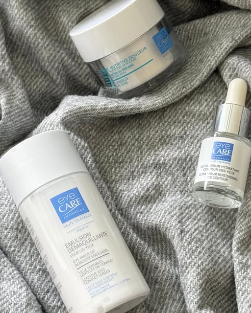 ButterfliesHC's tweet image. Winter, blanket, warm skin ❄️
When temperatures drop, settle under a blanket, hot cup in hand and soothe your skin. 💆 ♀️
Melting textures, powerful moisturisers, and a high-tolerance formulation to pamper yourself with confidence.
#WinterRoutine #SensitiveSkin #Cocooning