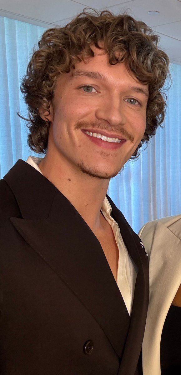 i2fourth's tweet image. ele é a coisa mais linda desse mundo como é que é possível alguém ter esse nível de beleza COMOOOOOO