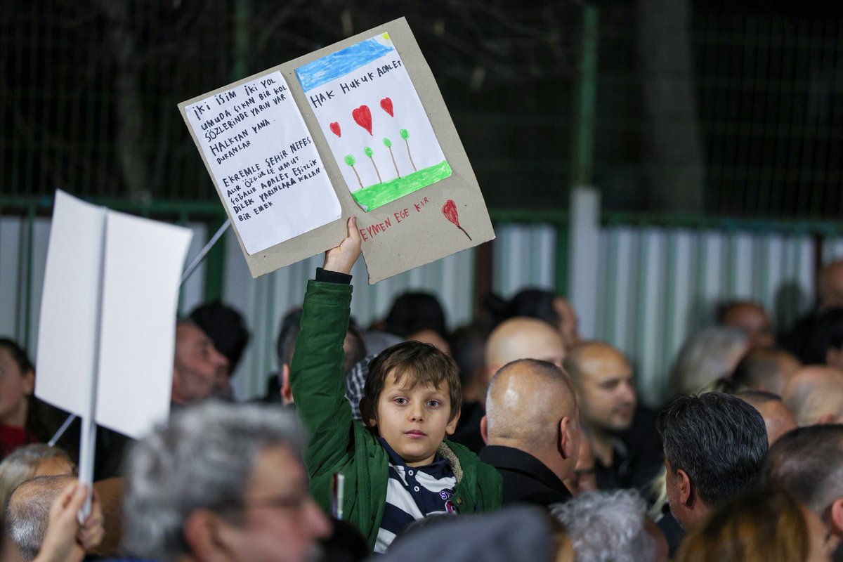“Herkes için, her yerde adalet hakim olsun diye mücadele ediyoruz. Vatandaşın hak ve hürriyetleri tam olsun, herkes emeğinin, üretiminin, yatırımının karşılığını hakkıyla alabilsin diye mücadele ediyoruz. Memleketimiz bolluk ve berekete, huzur ve kardeşliğe kavuşsun diye mücadele