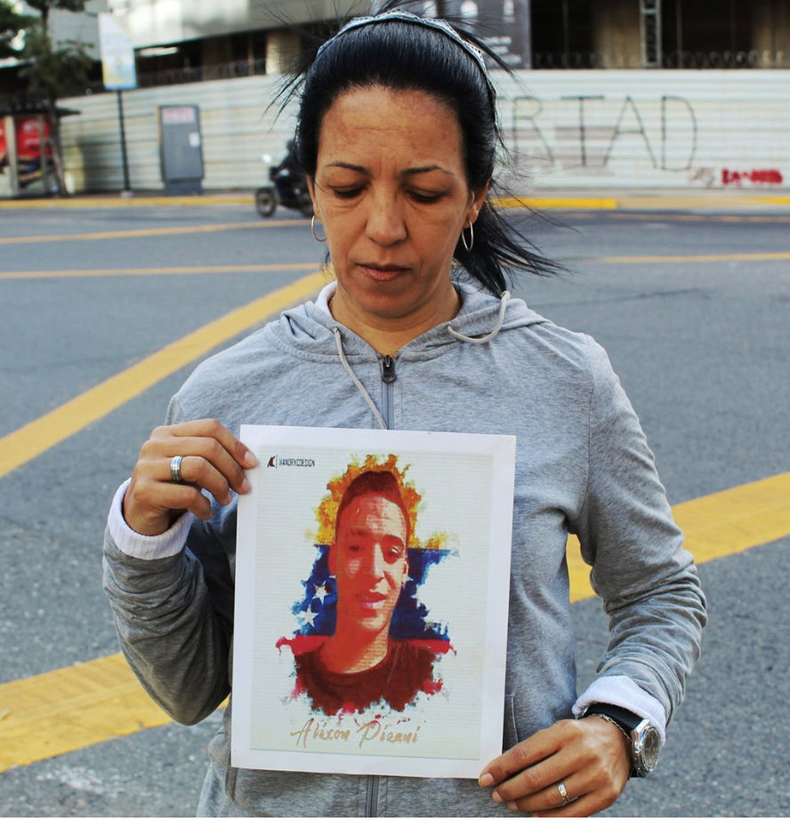 claudianoguera's tweet image. Alixon Osorio Dos Santos Pisani

De 19 años, el 22/01/ 2019 fue ejecutado en Catia,  por funcionarios de la FAES, de un disparo en el abdomen.

La de Alixon es una de las 40 muertes que dejó una semana de violenta represión por parte del gobierno chavista.

#ProhibidoOlvidar