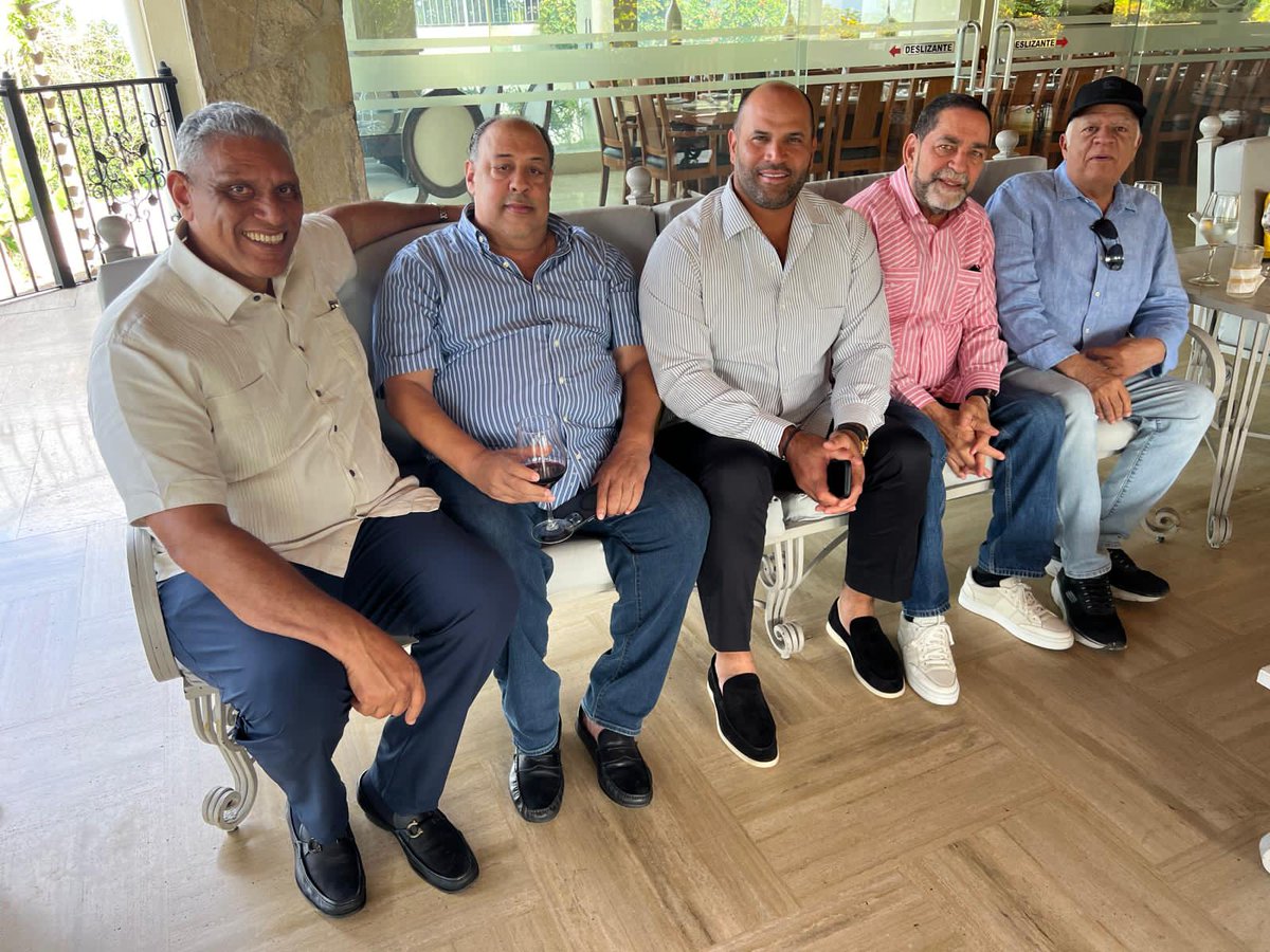 Hoy ha sido un día especial. Un grupo de empresarios Avícolas y otros amigos compartimos un rico almuerzo en la Hacienda Cabrera, La Vega, con el extraordinario Albert Pujols, uno de los 4 jugadores de los más de 25,000 de la MLB en 150 años que bateó más de 700 jonrones.
