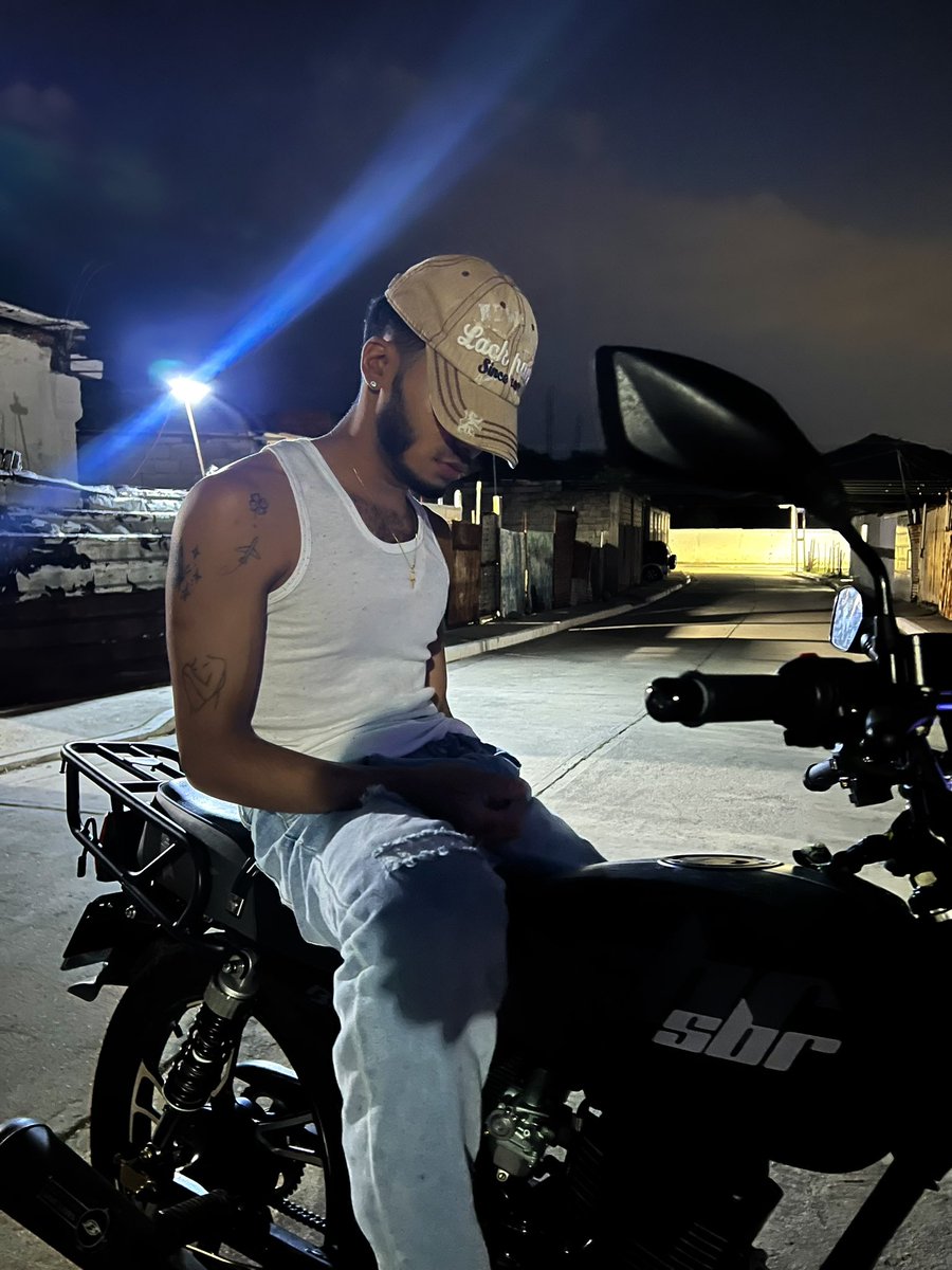 joseboliv5's tweet photo. Ven y damos una vuelta en la moto😈 https://t.co/BWKOSDqNcb