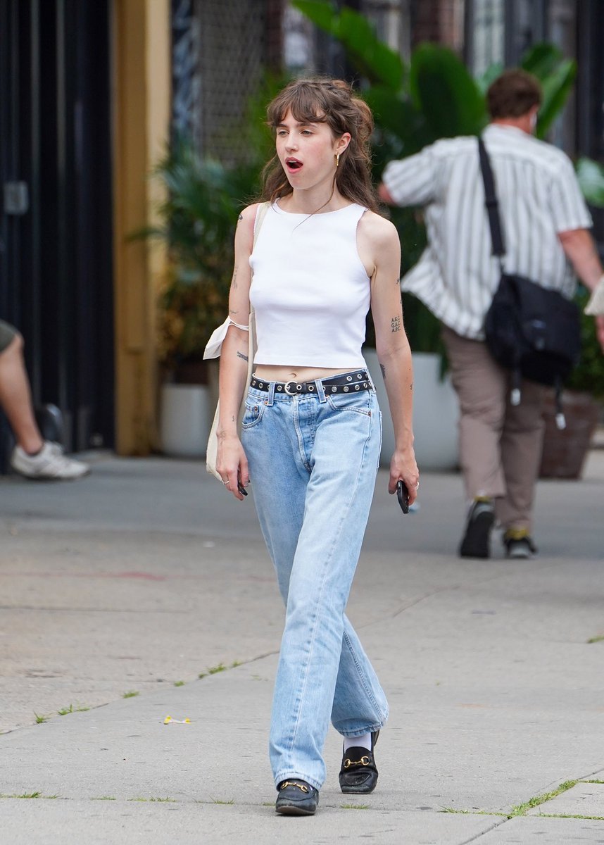 shehangsbrightt's tweet photo. @pheebclaire never see anyone post the original HD version or the second photo so here ya go lol https://t.co/uXfi7EPq6b
