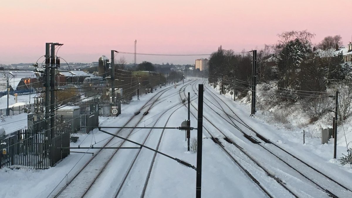 NetworkRailBHM's tweet photo. ❄️#StormGoretti is set to bring heavy snowfall on the evening of Thursday 8th January

🚆Some services across the West Midlands &amp; surrounding areas will run a reduced timetable from 7pm Thursday

📲Plan ahead &amp; check before you travel @nationalrailenq 

➡️ https://t.co/yDRLyw7Ojo https://t.co/g0kJLCvGiR