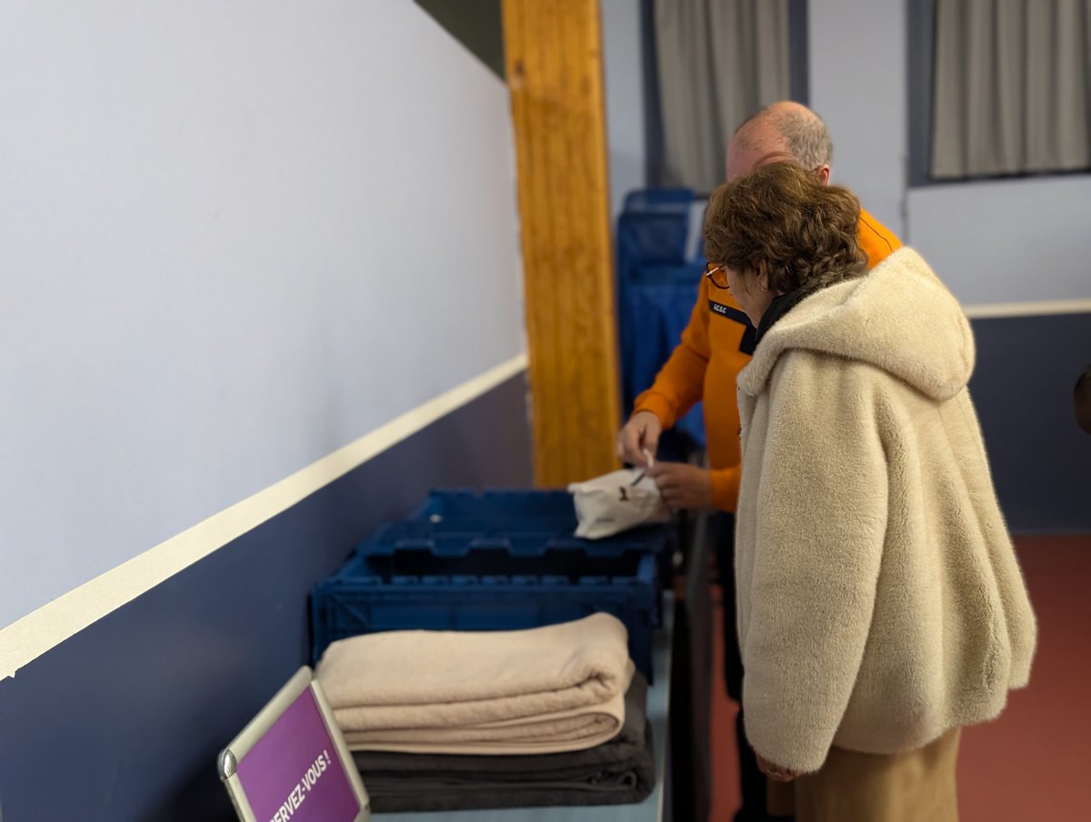 Prefet94's tweet photo. #GrandFroid | ❄️ Il y a 2 semaines, le @prefet94 a décidé d'activer le plan Grand Froid pour venir en aide aux personnes dans la rue pendant cette période de froid. 

Depuis, une véritable mobilisation collective s'est mise en place. La préfète déléguée #égalitédeschances Véronique Deprez s'est rendue ce soir dans différents centres d'hébergement installés dans des gymnases par les communes, en présence des élus.

Sur les 119 places ouvertes dans le cadre de ce plan, la moitié est ouverte par les collectivités, à la demande de l'État. Preuve que l'effort collectif est réel pour venir en aide aux plus vulnérables et offrir un toit aux sans-abris. 

Merci aux bénévoles associatifs et aux services communaux pleinement engagés pour faire vivre ce dispositif exceptionnel.