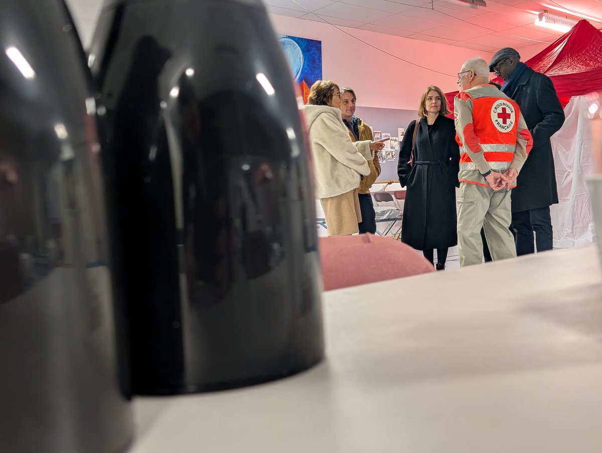 Prefet94's tweet photo. #GrandFroid | ❄️ Il y a 2 semaines, le @prefet94 a décidé d'activer le plan Grand Froid pour venir en aide aux personnes dans la rue pendant cette période de froid. 

Depuis, une véritable mobilisation collective s'est mise en place. La préfète déléguée #égalitédeschances Véronique Deprez s'est rendue ce soir dans différents centres d'hébergement installés dans des gymnases par les communes, en présence des élus.

Sur les 119 places ouvertes dans le cadre de ce plan, la moitié est ouverte par les collectivités, à la demande de l'État. Preuve que l'effort collectif est réel pour venir en aide aux plus vulnérables et offrir un toit aux sans-abris. 

Merci aux bénévoles associatifs et aux services communaux pleinement engagés pour faire vivre ce dispositif exceptionnel.