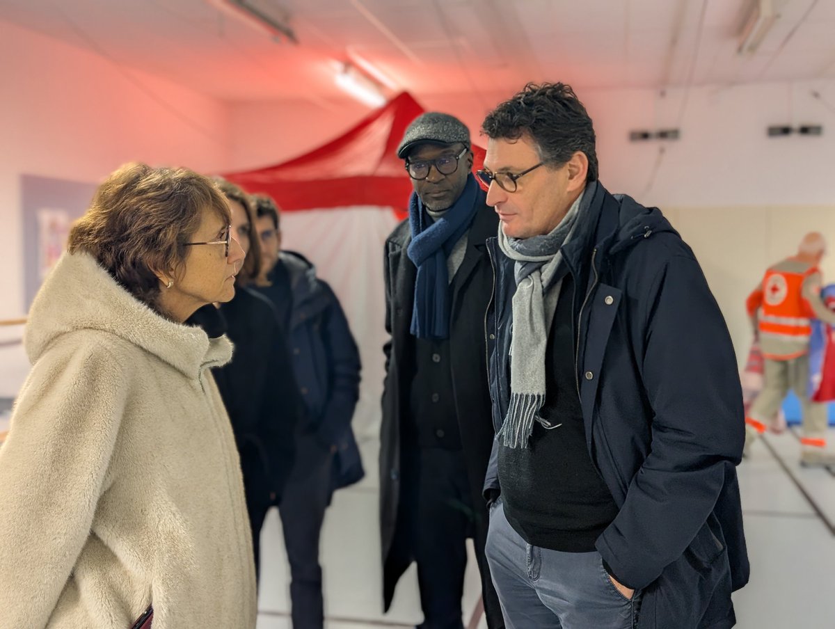 Prefet94's tweet photo. #GrandFroid | ❄️ Il y a 2 semaines, le @prefet94 a décidé d'activer le plan Grand Froid pour venir en aide aux personnes dans la rue pendant cette période de froid. 

Depuis, une véritable mobilisation collective s'est mise en place. La préfète déléguée #égalitédeschances Véronique Deprez s'est rendue ce soir dans différents centres d'hébergement installés dans des gymnases par les communes, en présence des élus.

Sur les 119 places ouvertes dans le cadre de ce plan, la moitié est ouverte par les collectivités, à la demande de l'État. Preuve que l'effort collectif est réel pour venir en aide aux plus vulnérables et offrir un toit aux sans-abris. 

Merci aux bénévoles associatifs et aux services communaux pleinement engagés pour faire vivre ce dispositif exceptionnel.