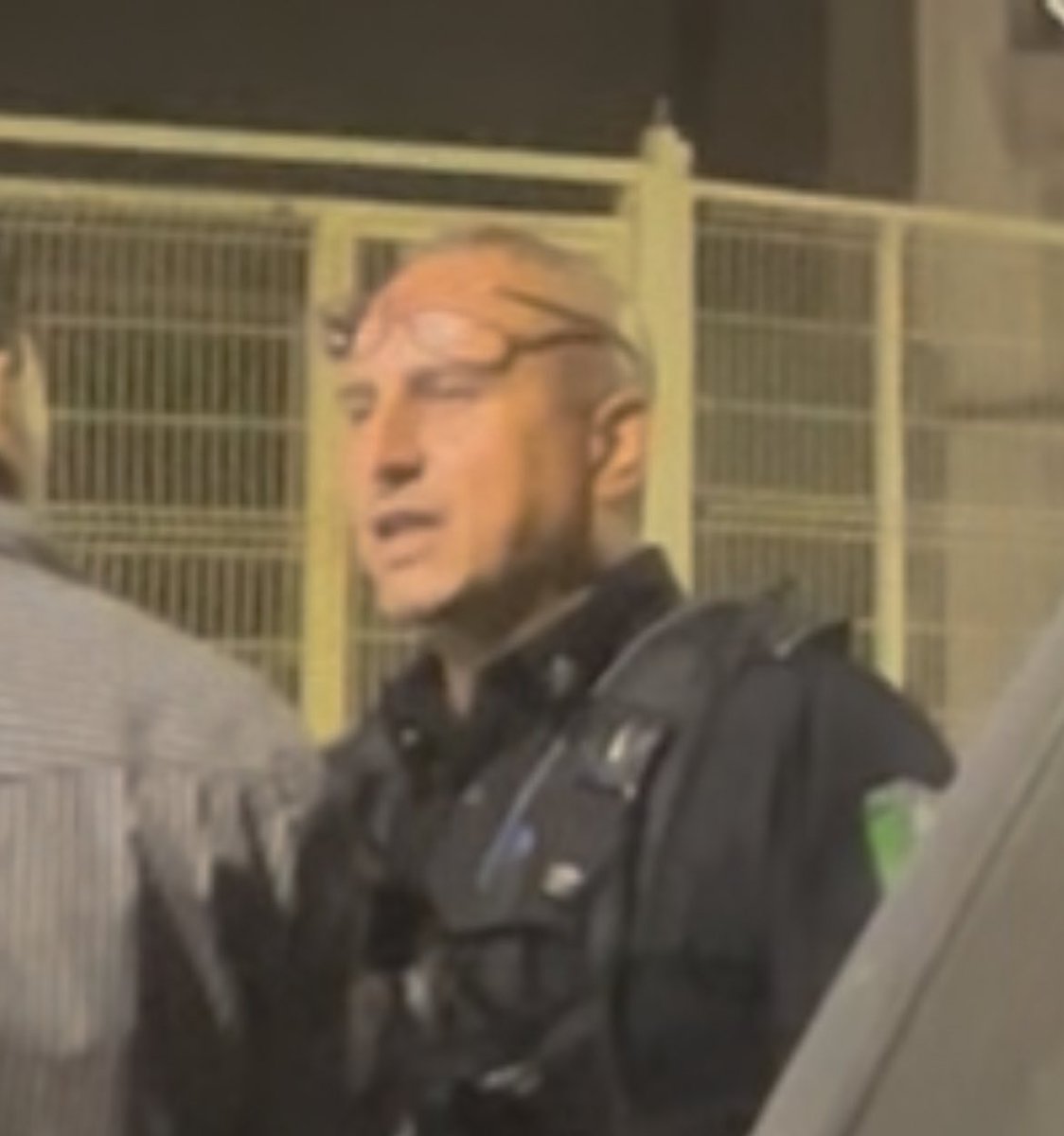 rogeliog661014's tweet image. Nos reportan a estos policías corruptos prepotentes agrediendo a un ciudadano.  Haciendo abuso de poder y solicitando dádivas. Hagámoslos virales y famosos. Patrulla GDL-022 del municipio de Guadalajara Jalisco México hagámoslos internacionalmente famosos.  día hoy 06/01/2026 
😎