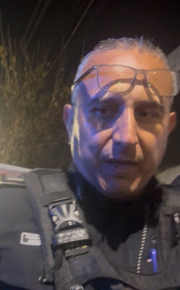 rogeliog661014's tweet image. Nos reportan a estos policías corruptos prepotentes agrediendo a un ciudadano.  Haciendo abuso de poder y solicitando dádivas. Hagámoslos virales y famosos. Patrulla GDL-022 del municipio de Guadalajara Jalisco México hagámoslos internacionalmente famosos.  día hoy 06/01/2026 
😎